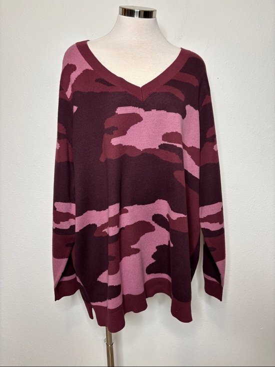 Belle by Kim Gravel Sweaters - Belle by Kim Gravel size 2X Pink & Burgundy Camo V-Neck Sweater
